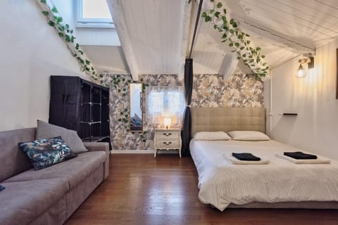 Bed, TV and multimedia, Living room, Photo of the whole room, Seating area, wardrobe