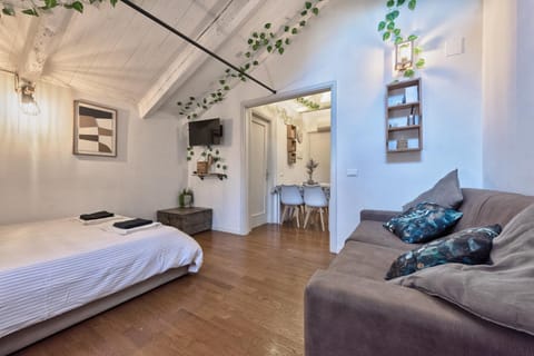 Bed, TV and multimedia, Living room, Photo of the whole room, Seating area