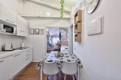 Coffee/tea facilities, Kitchen or kitchenette, Dining area, pet friendly, stove