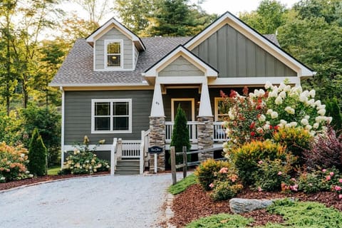 Olive Cottage Peaceful, Private Retreat House in Bent Creek