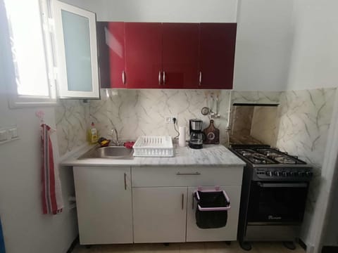 Coffee/tea facilities, Kitchen or kitchenette, oven, stove