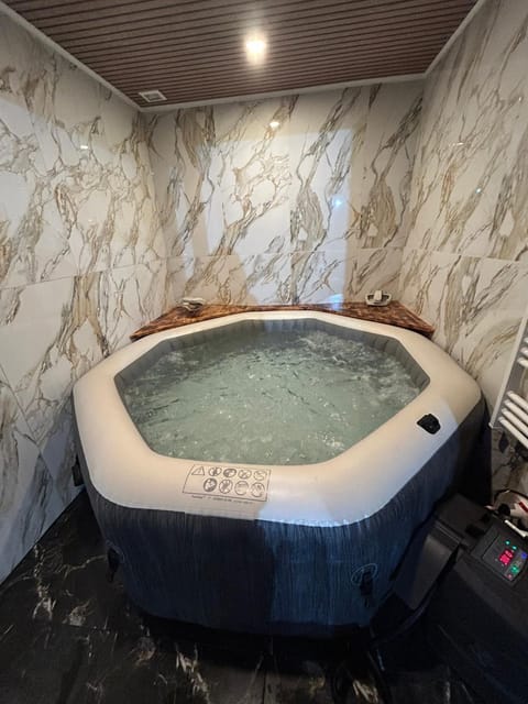 Hot Tub, Spa and wellness centre/facilities