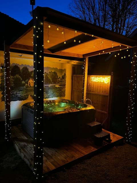 Night, Hot Tub