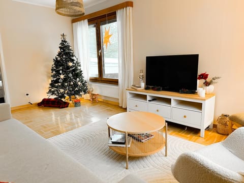 Communal lounge/ TV room, TV and multimedia, Living room, Seating area