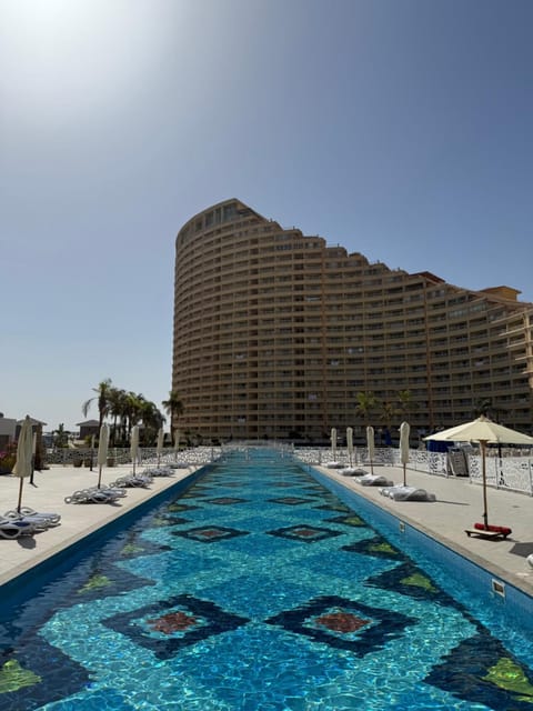 Day, Swimming pool