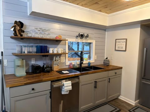 Kitchen or kitchenette, pet friendly, stove