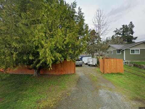 The basics in Edgewood Chalet in Auburn