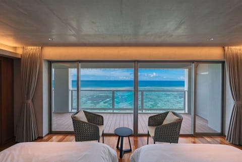 Natural landscape, View (from property/room), Balcony/Terrace, Seating area, Bedroom, Sea view