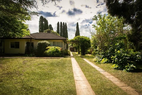 Property building, Garden, Parking