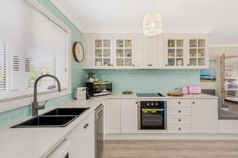 Kitchen or kitchenette, dishwasher, stove