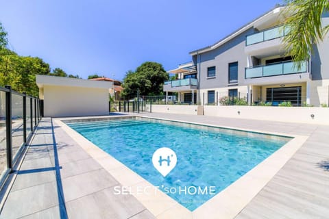 Property building, Day, Pool view, Swimming pool