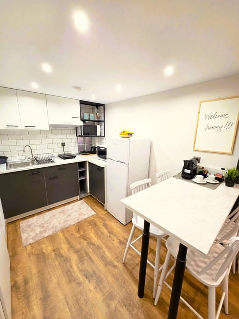 Coffee/tea facilities, microwave, oven, stove, kitchen