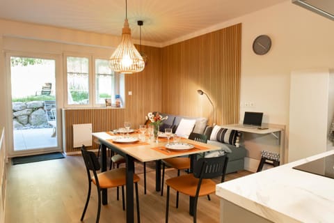 Communal lounge/ TV room, Living room, Seating area, Dining area, internet, stove, kitchen