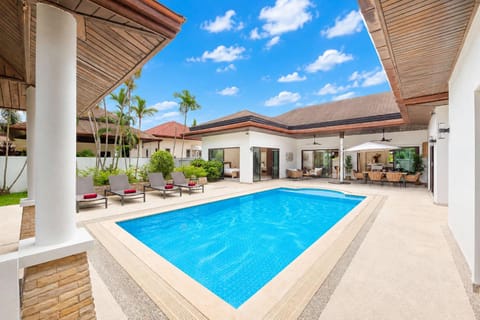 Property building, Patio, Day, Pool view, Swimming pool, sunbed