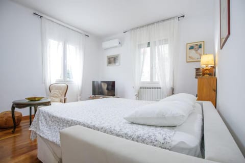 Bedroom, air conditioner