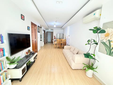 Communal lounge/ TV room, TV and multimedia, Living room, Seating area, Evening entertainment