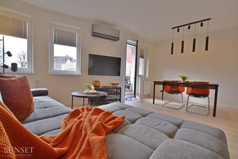 TV and multimedia, Living room, Seating area, air conditioner