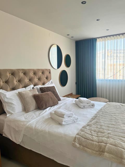 Bed, Bedroom, towels