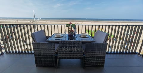 Day, Natural landscape, View (from property/room), Balcony/Terrace, Seating area, Dining area, Sea view