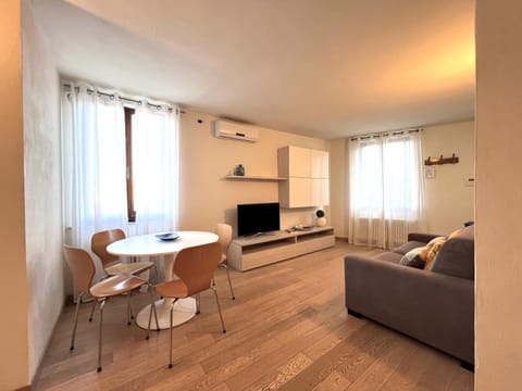 Communal lounge/ TV room, TV and multimedia, Kitchen or kitchenette, Living room, Seating area, Dining area