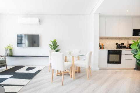 213 Paarl 2 Bedroom Lux Aprt With Parking & Aircon Apartment in Cape Town