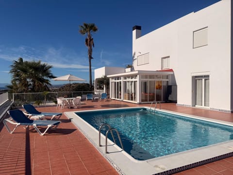 Property building, Day, Pool view, Swimming pool, Swimming pool, sunbed