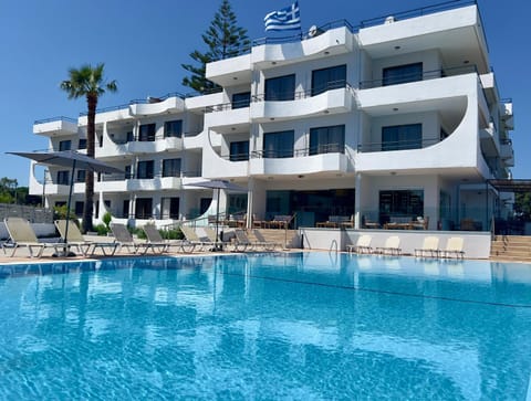 Property building, Day, Swimming pool, sunbed