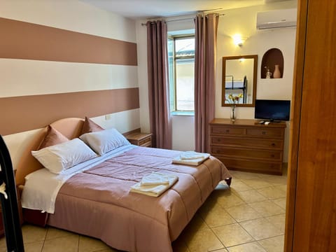 Bed, TV and multimedia, Bedroom, wardrobe
