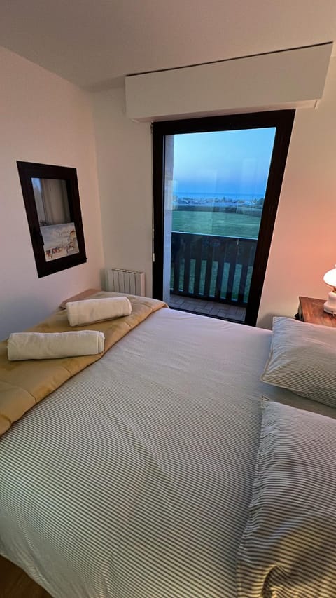 Bed, Bedroom, Sea view