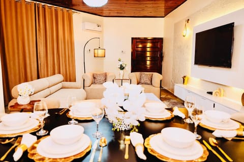 Communal lounge/ TV room, TV and multimedia, Living room, Seating area, Dining area, Evening entertainment, air conditioner