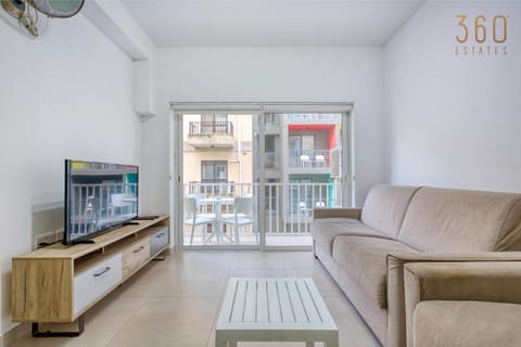Communal lounge/ TV room, TV and multimedia, Living room, Seating area, Evening entertainment