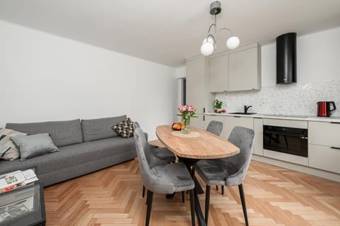 Kitchen or kitchenette, Living room, Dining area, oven