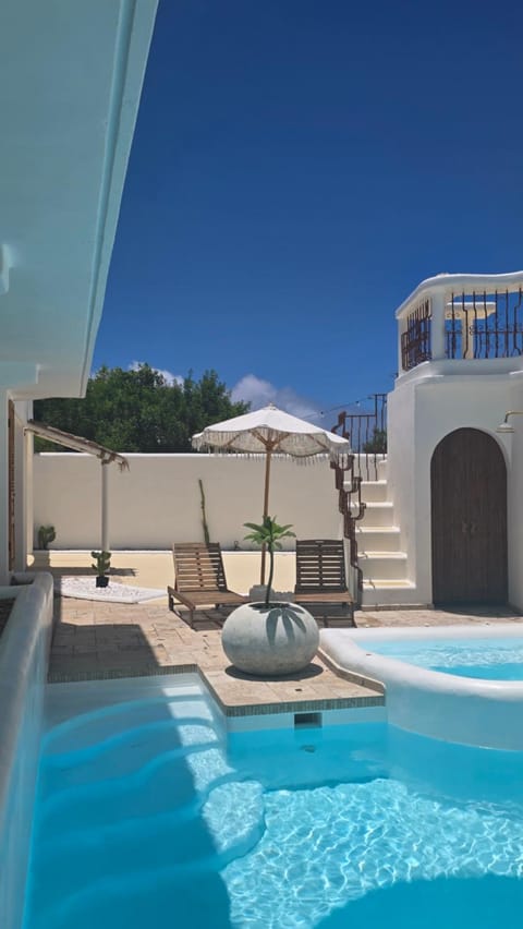 Toilet, Swimming pool, sunbed