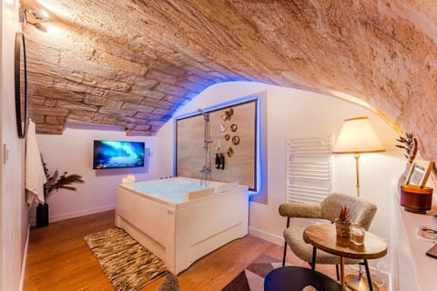 Hot Tub, TV and multimedia, heating