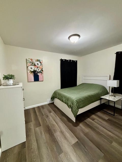 Cozy Home Near Dearborn Apartment in Dearborn