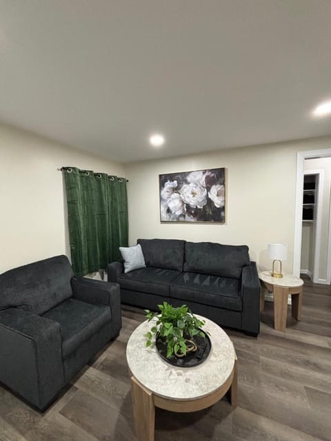 Cozy Home Near Dearborn Apartment in Dearborn