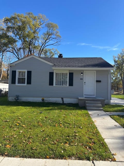 Cozy Home Near Dearborn Apartment in Dearborn
