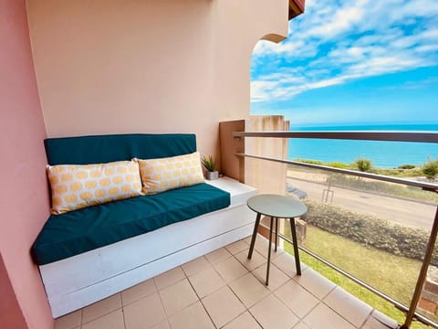 Natural landscape, Balcony/Terrace, Seating area, Dining area, Sea view