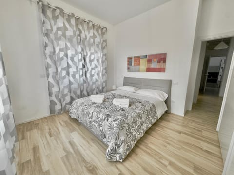 Bedroom, towels