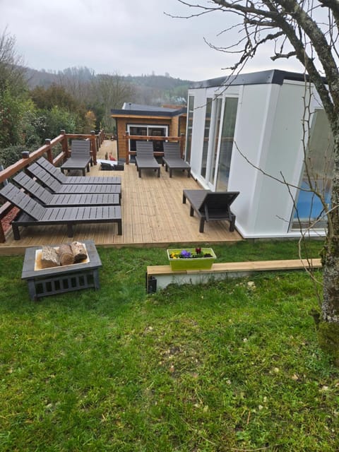 Property building, Patio, Spring, Day, Natural landscape, Garden, Garden view, Swimming pool, Breakfast