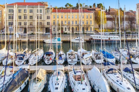 Hostel L&G in Pula , Private Rooms & Beautiful Sea View Hostel in Pula