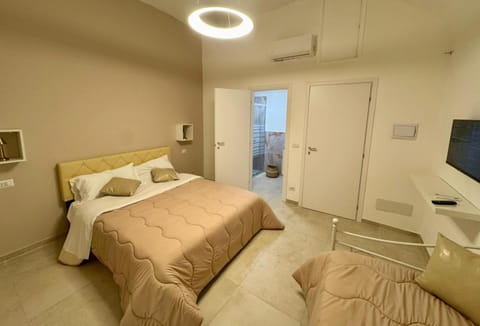 Bed, TV and multimedia, Photo of the whole room, Bedroom, air conditioner