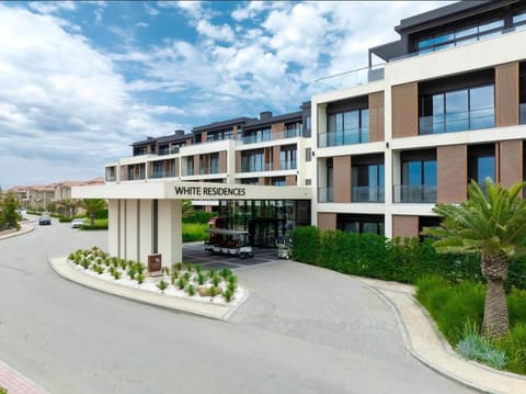 Property building, Neighbourhood, Street view, Location, Parking