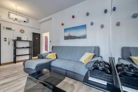 TV and multimedia, Living room, Seating area, air conditioner