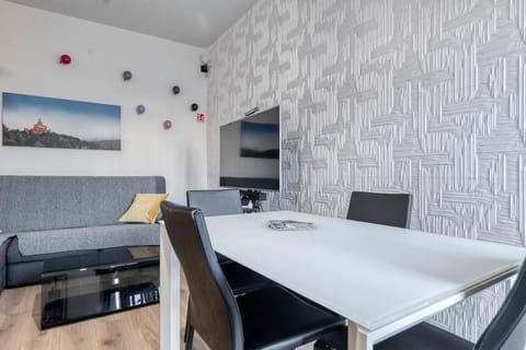 TV and multimedia, Living room, Seating area, Dining area