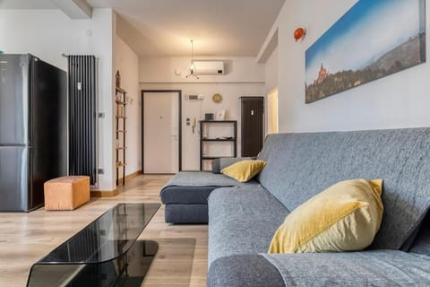 TV and multimedia, Kitchen or kitchenette, Living room, Seating area, air conditioner