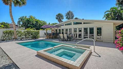 Relax & Recharge - Private Pool Oasis Near Beach & St. Armands Circle House in Saint Armands Key