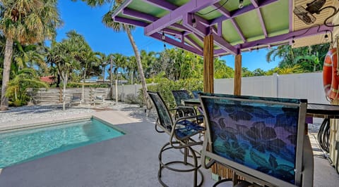Relax & Recharge - Private Pool Oasis Near Beach & St. Armands Circle House in Saint Armands Key