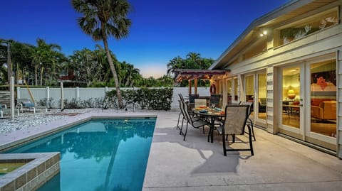 Relax & Recharge - Private Pool Oasis Near Beach & St. Armands Circle House in Saint Armands Key