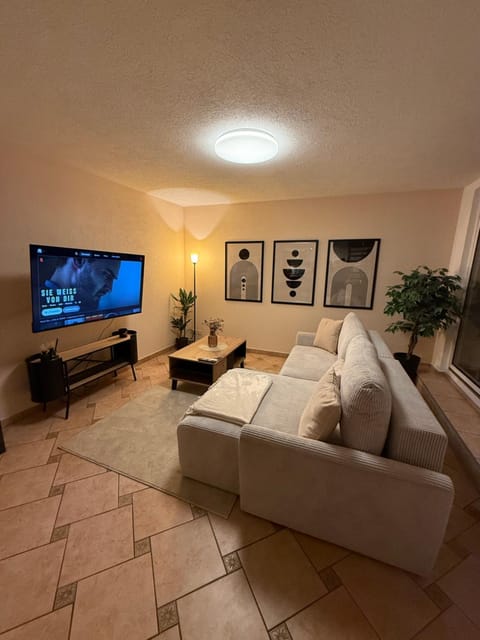 TV and multimedia, Living room, Evening entertainment